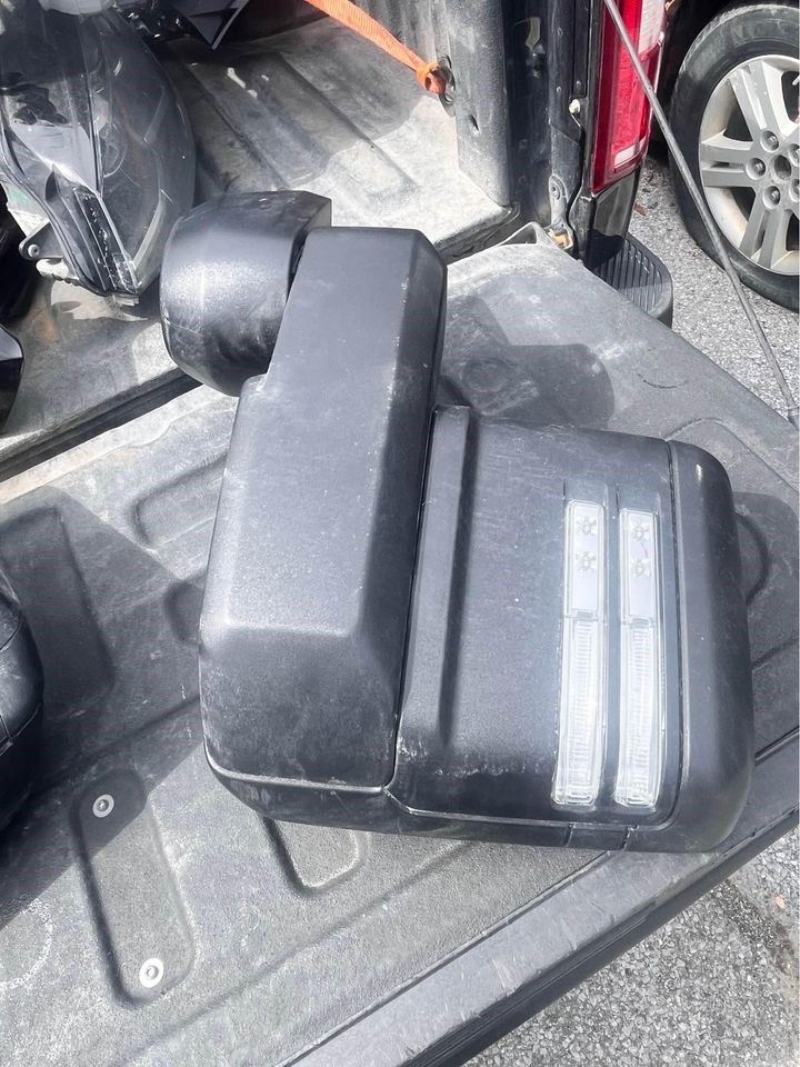 Espejo lateral usado original (OEM) General Motors Sierra 2500 Pickup 2020-2025