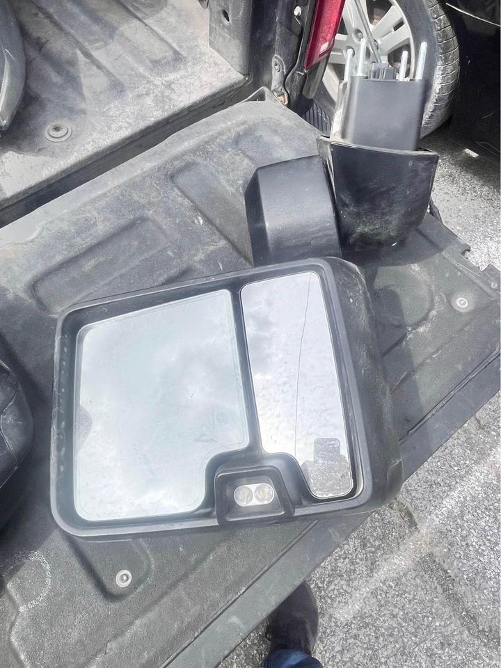 Espejo lateral usado original (OEM) General Motors Sierra 2500 Pickup 2020-2025