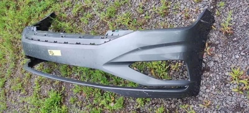 Defensa (parachoques) delantera usada original (OEM) Volkswagen Jetta 2019-2021