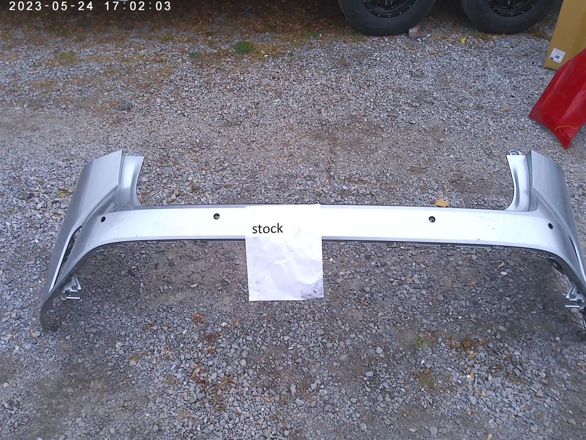 Defensa (parachoques) trasera usada original (OEM) Lexus RX350 2023-2025