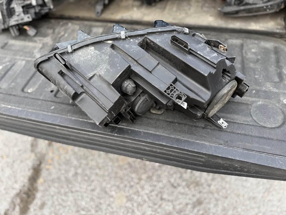 Faro izquierdo usado original (OEM) Volkswagen Passat 2016-2018
