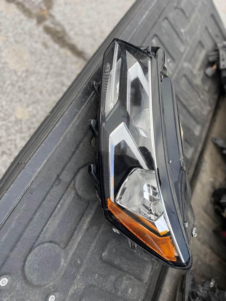 Faro izquierdo usado original (OEM) Volkswagen Passat 2016-2018