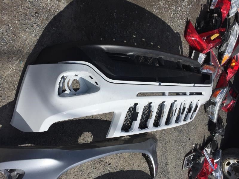 Defensa (parachoques) delantera usada original (OEM) Jeep Compass 2011-2017