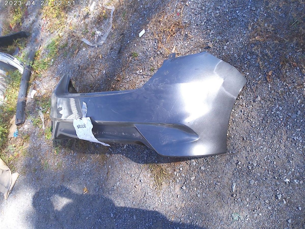 Defensa (parachoques) trasera usada original (OEM) Nissan Versa Note 2014-2017