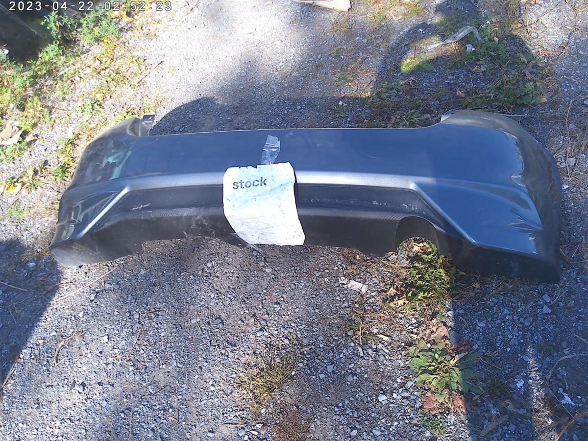Defensa (parachoques) trasera usada original (OEM) Nissan Versa Note 2014-2017