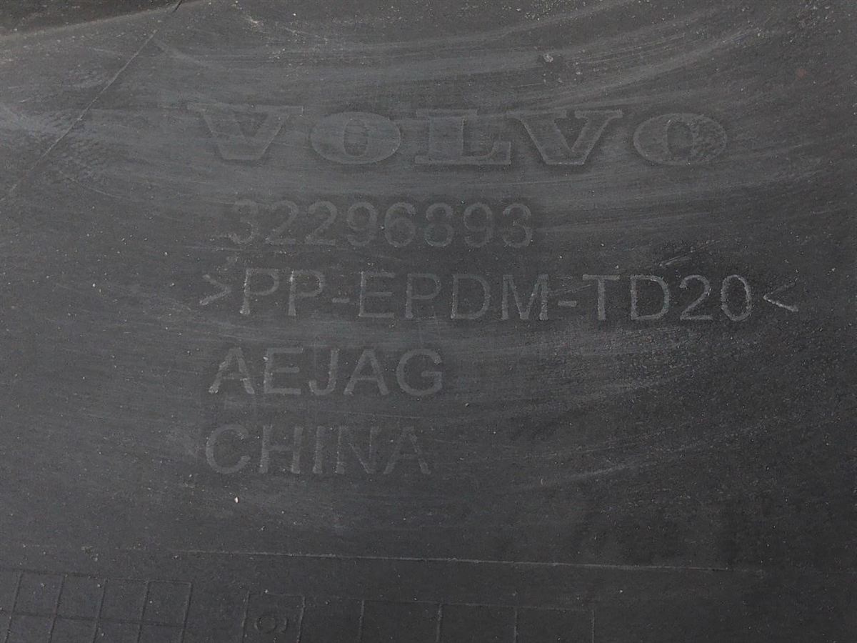 Defensa (parachoques) delantera usada original (OEM) Volvo Volvo XC60 2022