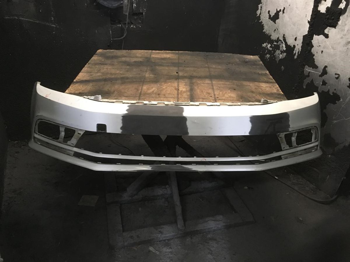Absorbedor de defensa delantero usado original (OEM) Volkswagen Jetta 2015-2018