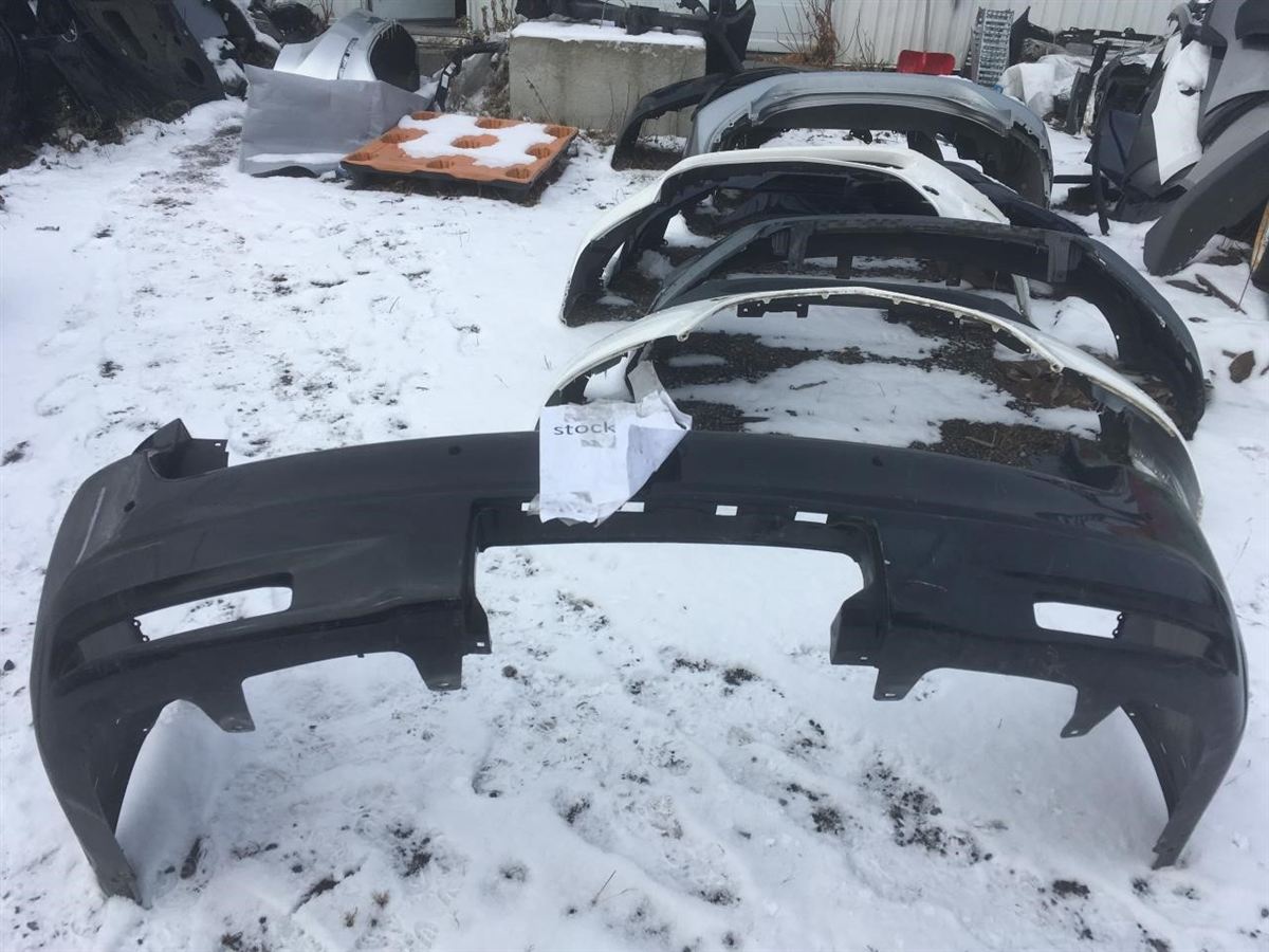 Refuerzo de defensa trasero izquierdo usado original (OEM) Infiniti QX80 2014-2024