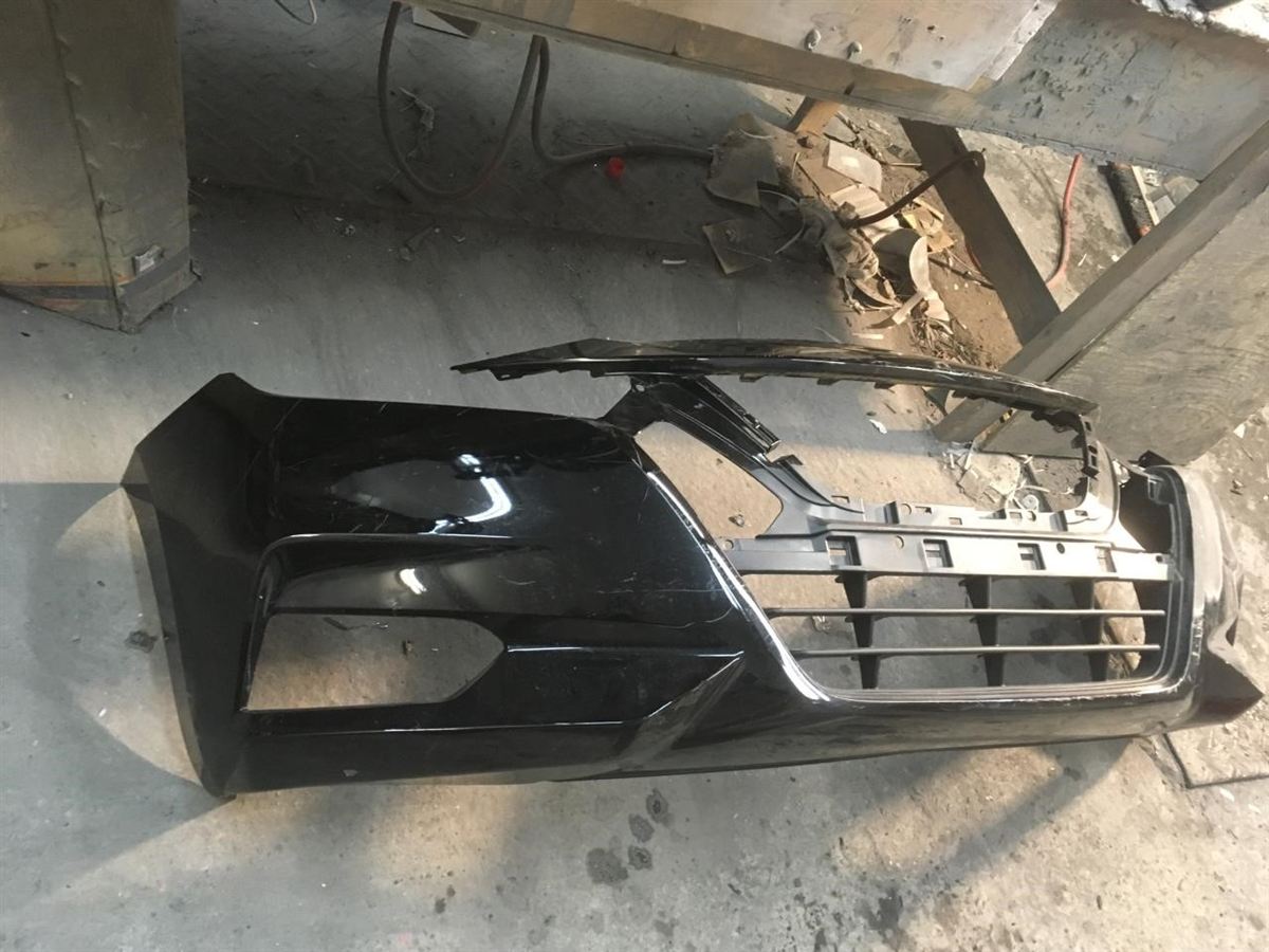 Moldura de defensa delantera usada original (OEM) Nissan Versa 2020-2025