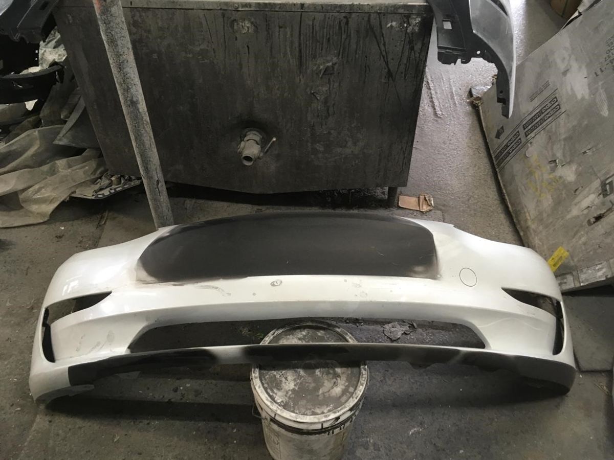Defensa (parachoques) delantera usada original (OEM) Tesla 3 2017-2022