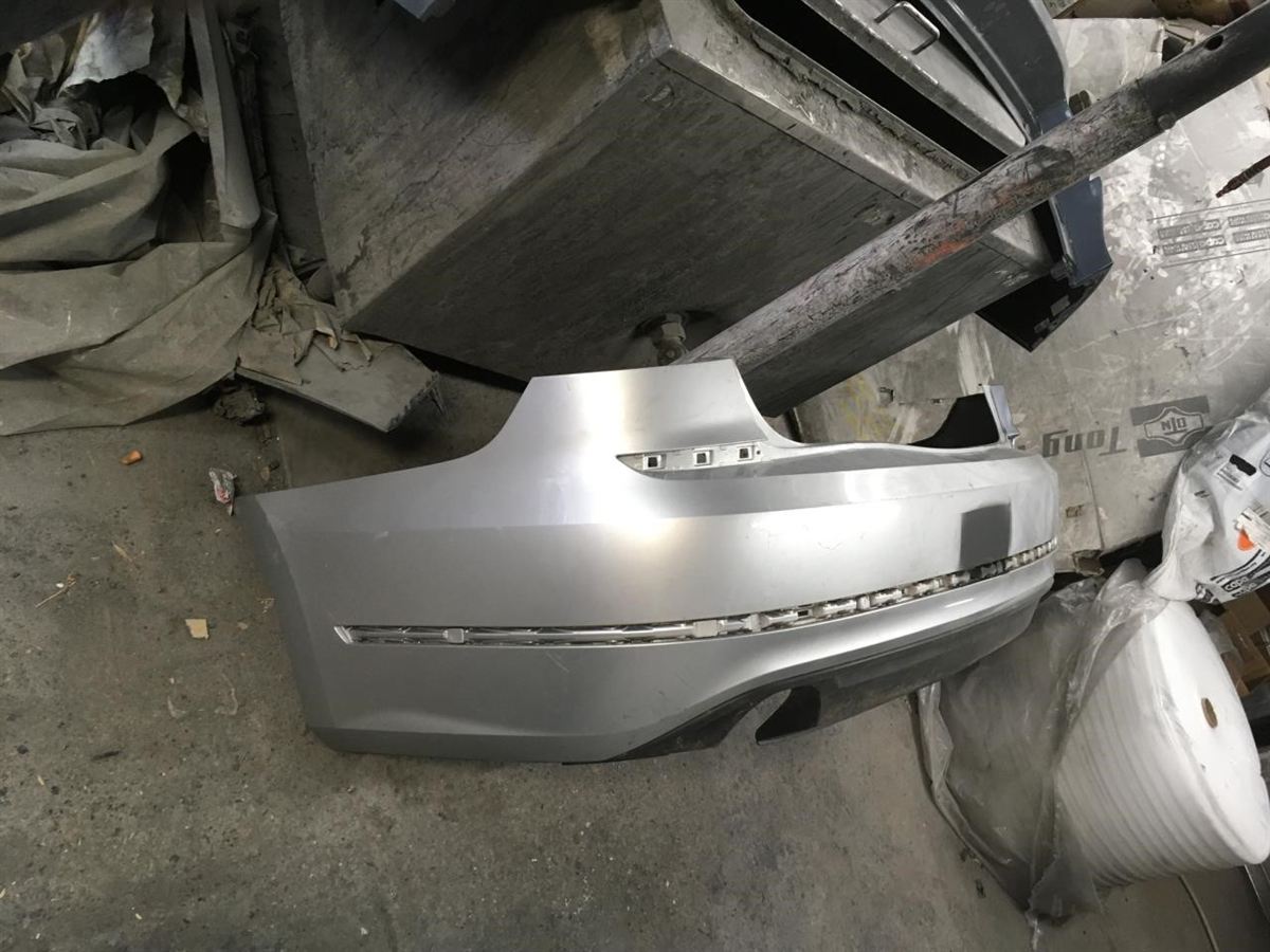 Defensa (parachoques) trasera usada original (OEM) Volkswagen Passat 2016-2019
