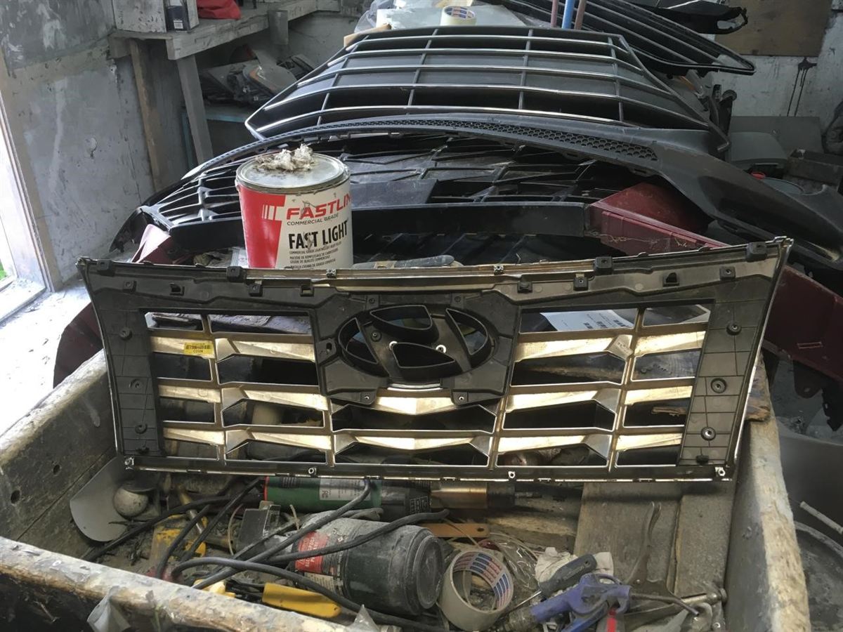 Grille assembly used genuine OEM Hyundai Tucson 2022-2024