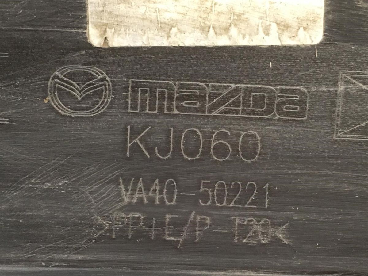 Defensa (parachoques) trasera izquierda usada original (OEM) Mazda CX-50 2023-2025