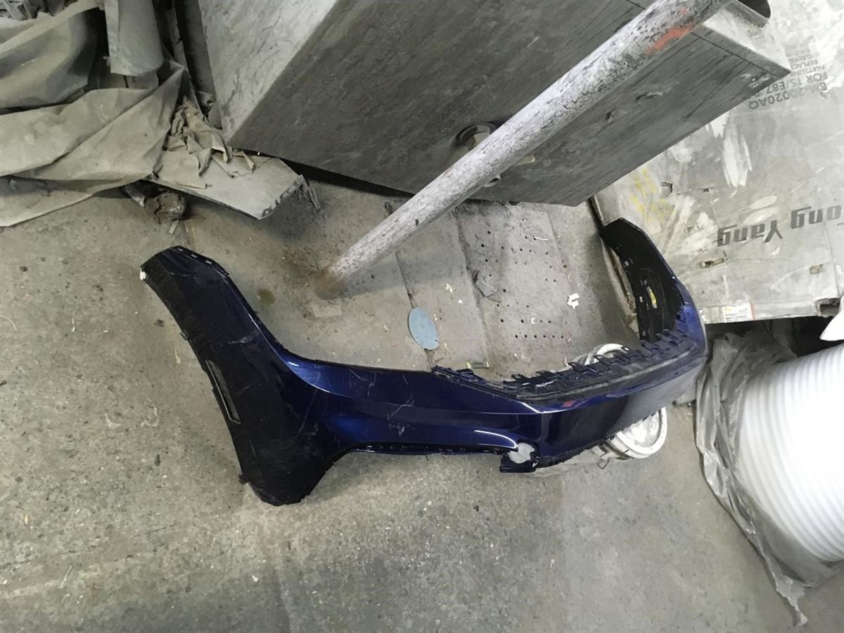 Rejilla de defensa delantera izquierda usada original (OEM) Volkswagen Tiguan 2018-2021