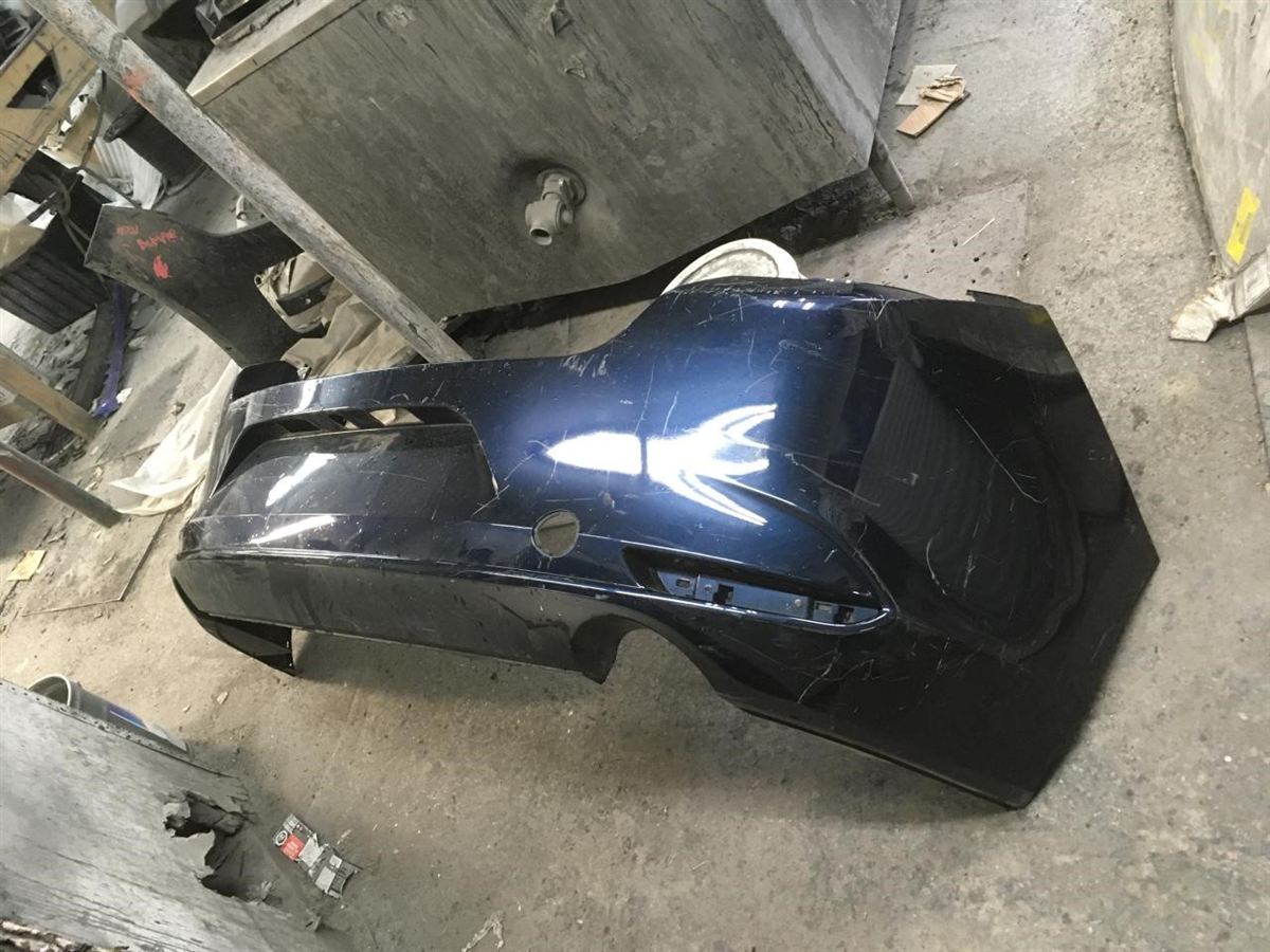 Defensa (parachoques) trasera usada original (OEM) Mazda 3 2019-2025