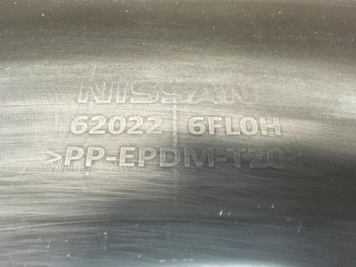 Rejilla de defensa delantera derecha usada original (OEM) Nissan Rogue 2021-2023