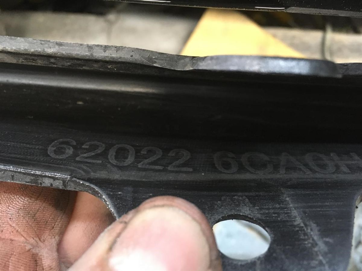 Rejilla de defensa delantera derecha usada original (OEM) Nissan Altima 2019-2022