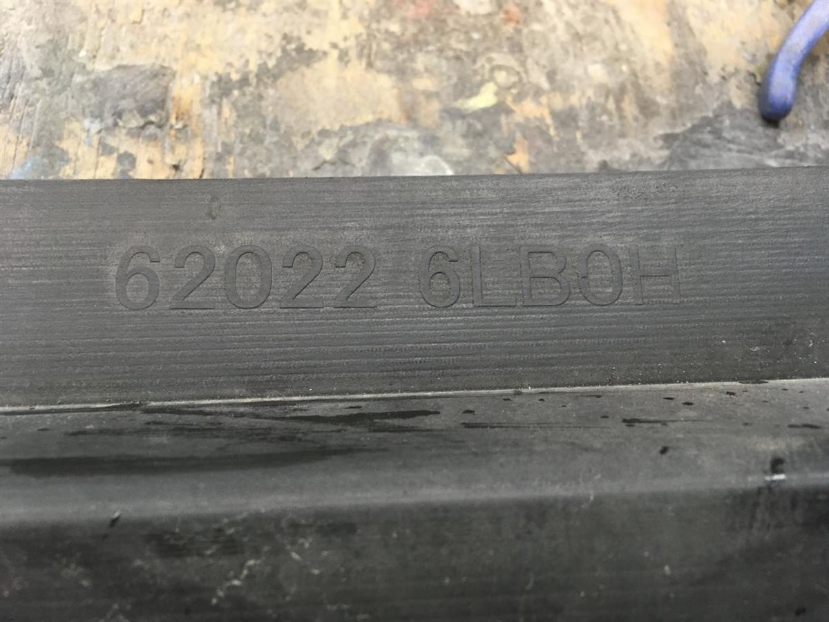 Defensa (parachoques) delantera usada original (OEM) Nissan Sentra 2020-2023