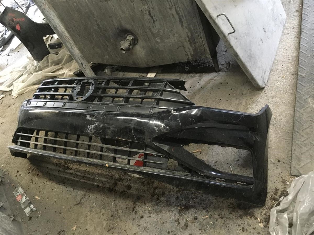 Right front bumper insert used genuine OEM Volkswagen Jetta 2019-2021