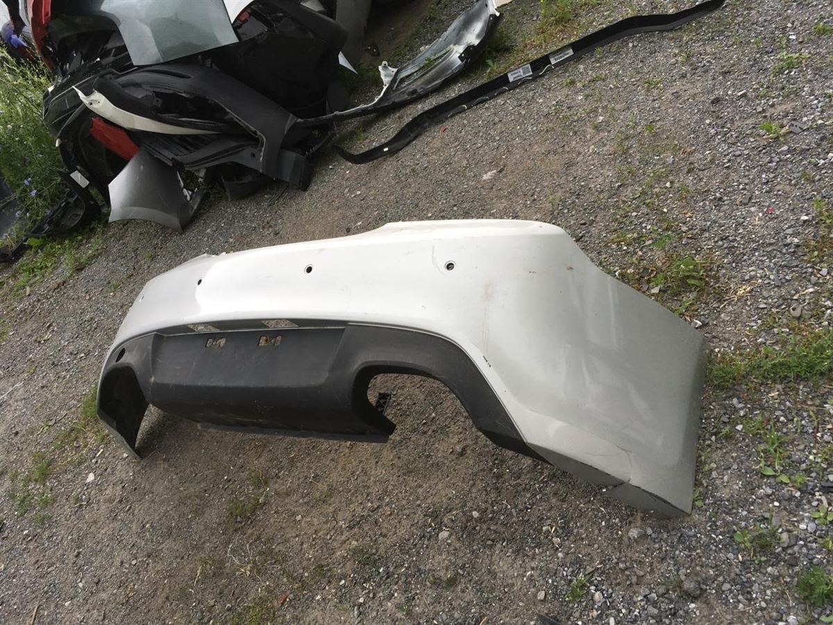 Defensa (parachoques) trasera usada original (OEM) Hyundai Genesis 2015-2016