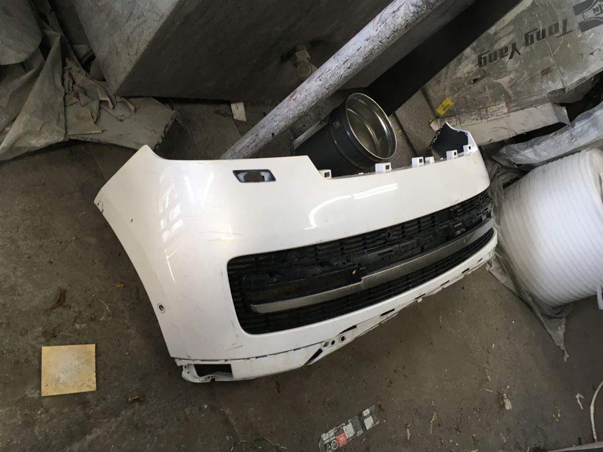Defensa (parachoques) delantera usada original (OEM) Land Rover Range Rover 2018-2025