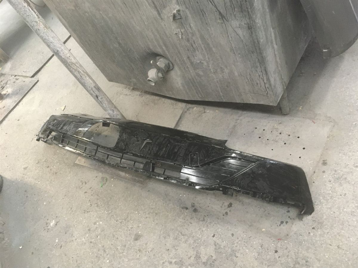 Defensa (parachoques) trasera usada original (OEM) Buick Envision 2019-2020