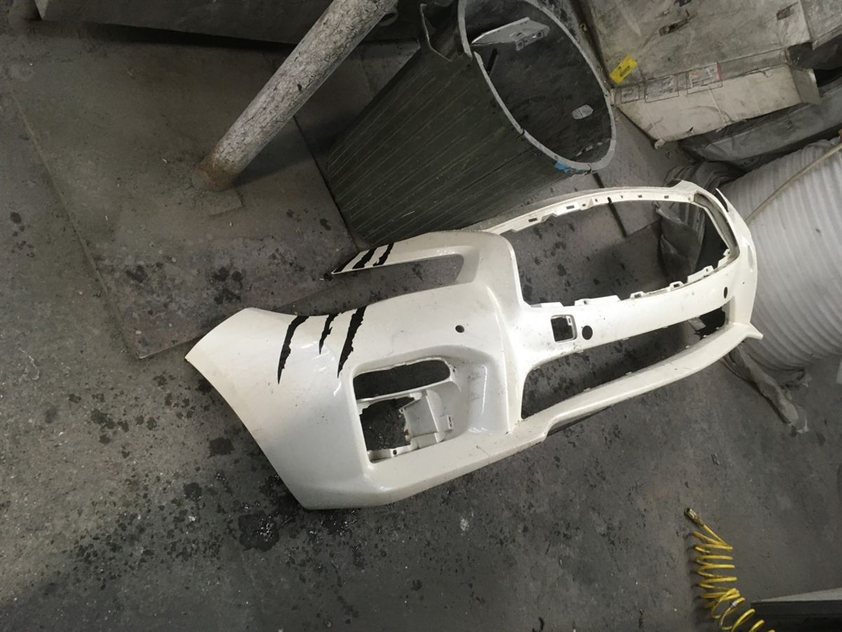 Defensa (parachoques) delantera usada original (OEM) Infiniti Q50 2014-2017
